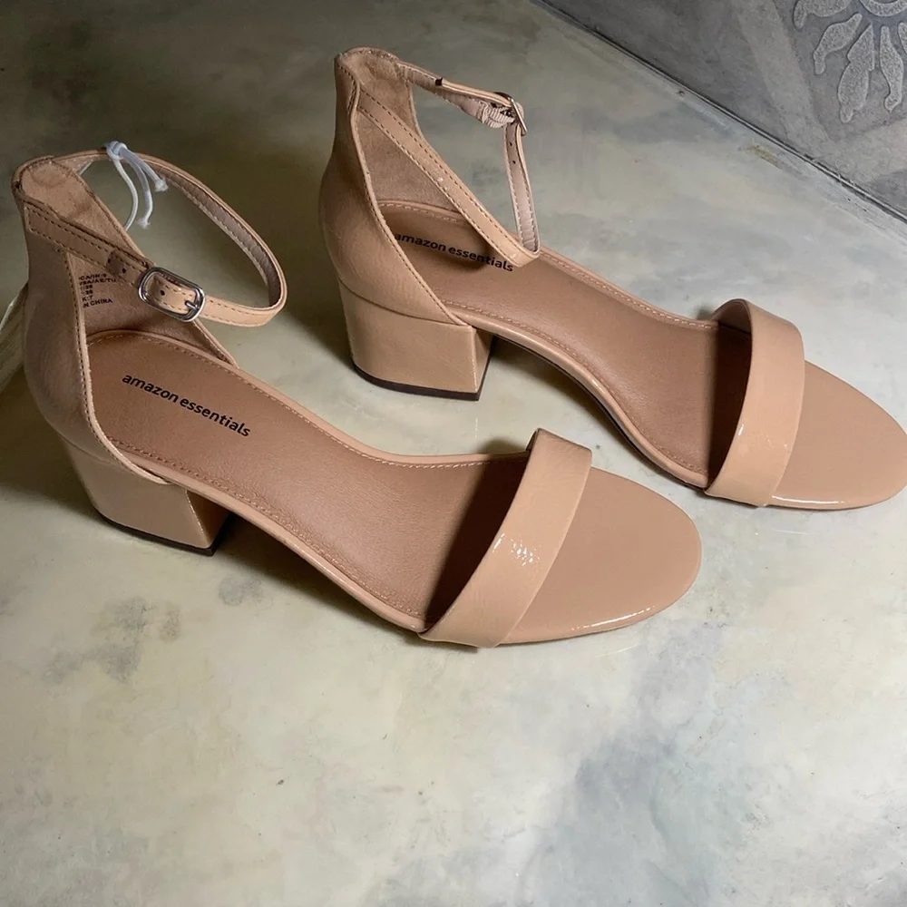 NWT Amazon Essentials US9 Tan Patent Leather sandals - Picture 2 of 7